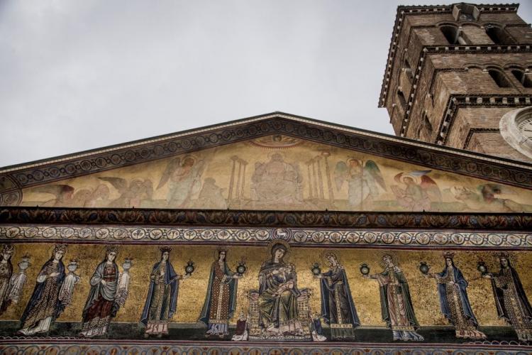 Gran fiesta por la restauración de la fachada de Santa María de Trastevere